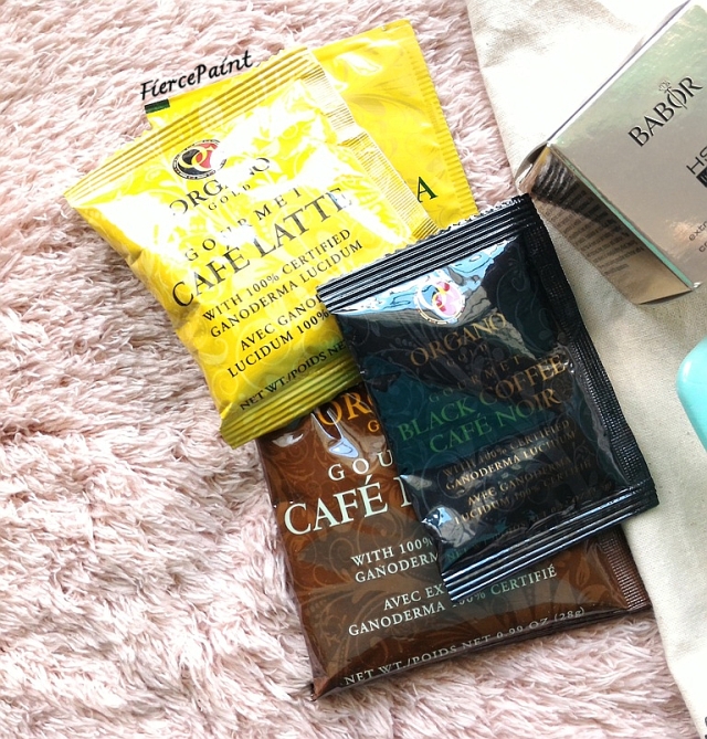 Some premixed coffee, tea and cocoa beverage mix in a beauty bag! YESSS!!!! I LOVE! I've already had the chocolate and the cafe latte! Delicious!!!